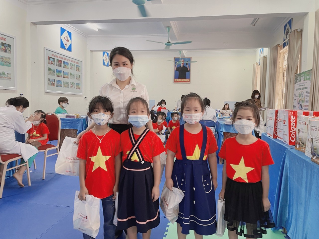 Trao quà cho các em học sinh tại trường Tiểu học Him Lam